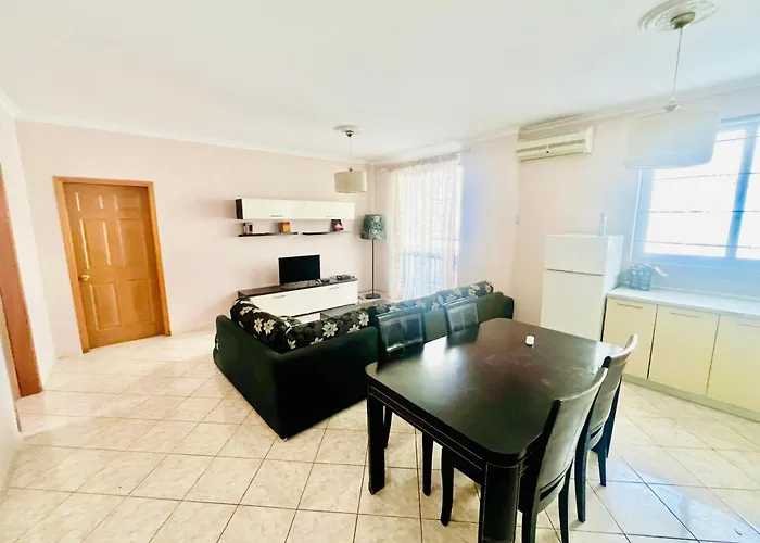 Lovely 3-Bedroom Rental Unit In Durres