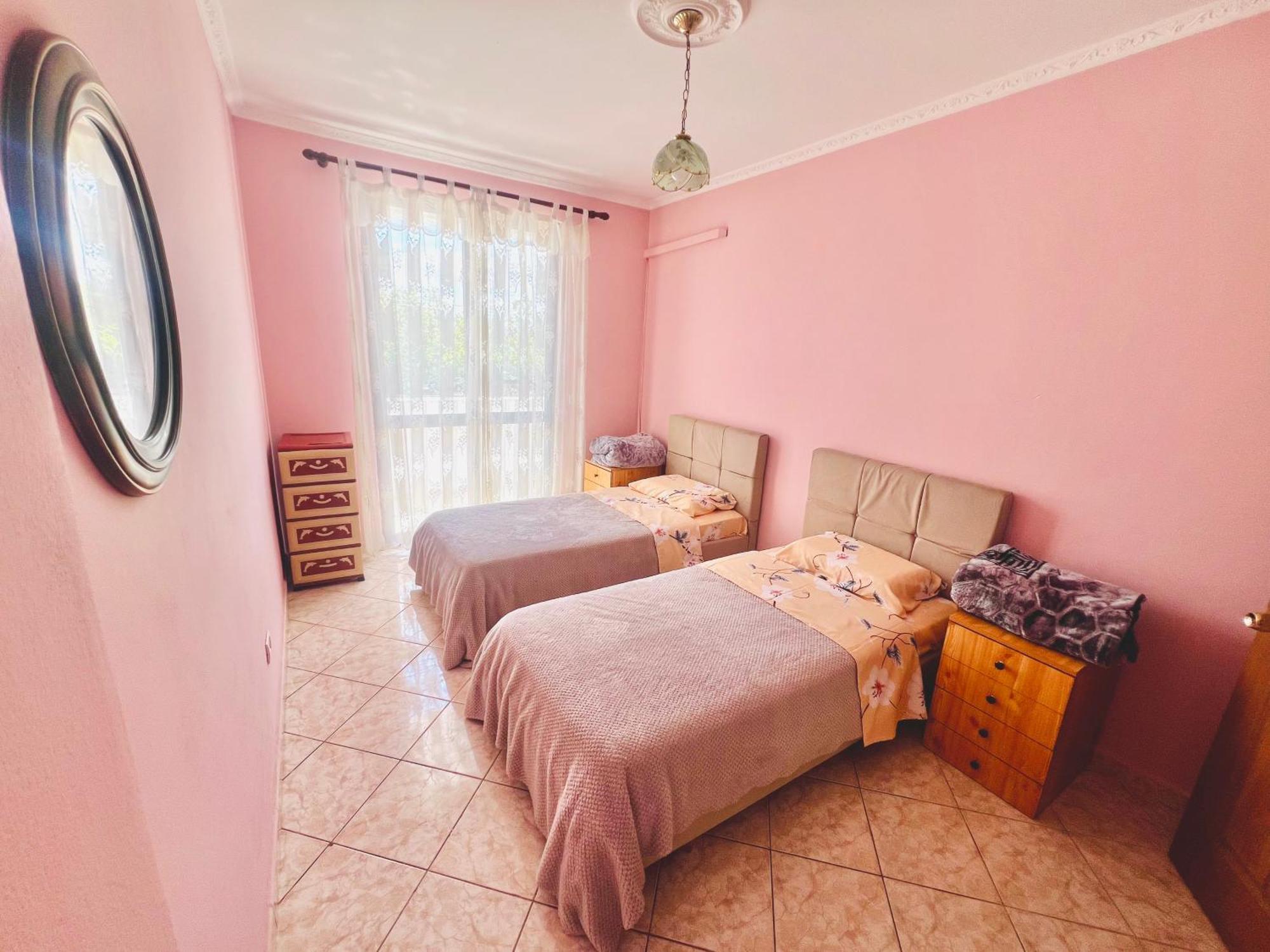 Lovely 3-bedroom Unit In Апартаменти